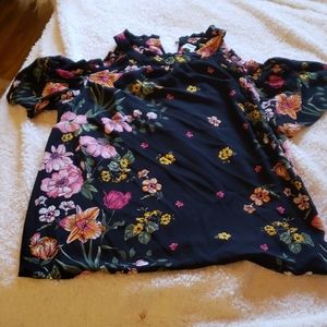 🖤🌹Cold shoulder flowered top🌹🖤